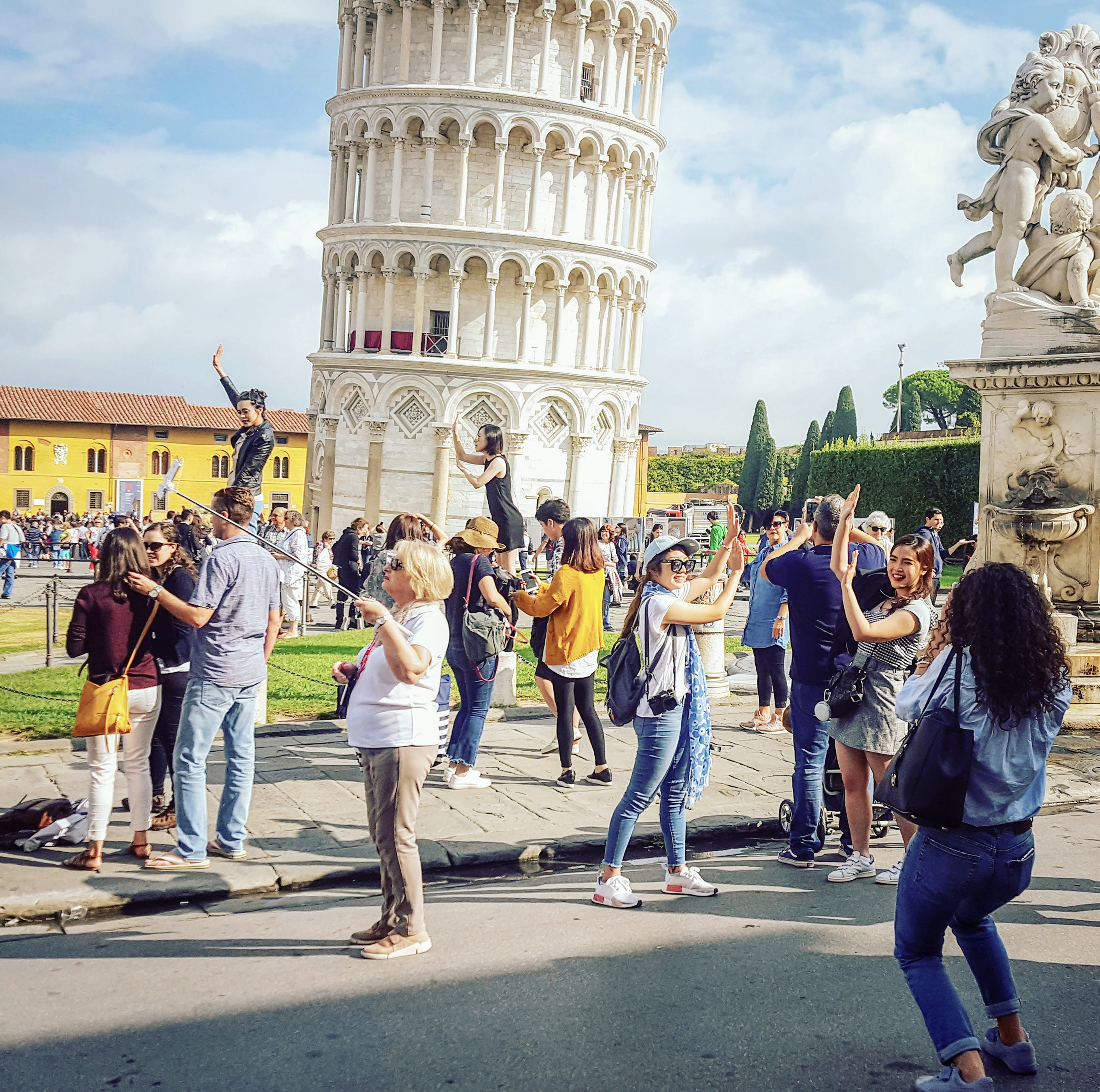 Tourists Posing in Front of the Leaning Tower of Pisa. Editorial Editorial  Image - Image of scene, brunette: 110642530